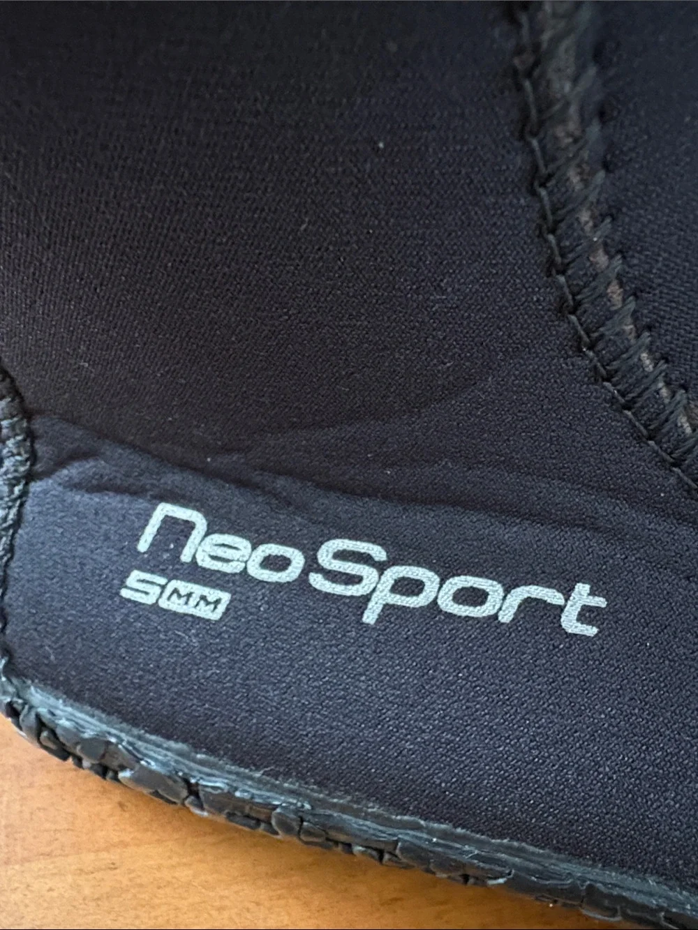 Neosport sleek black